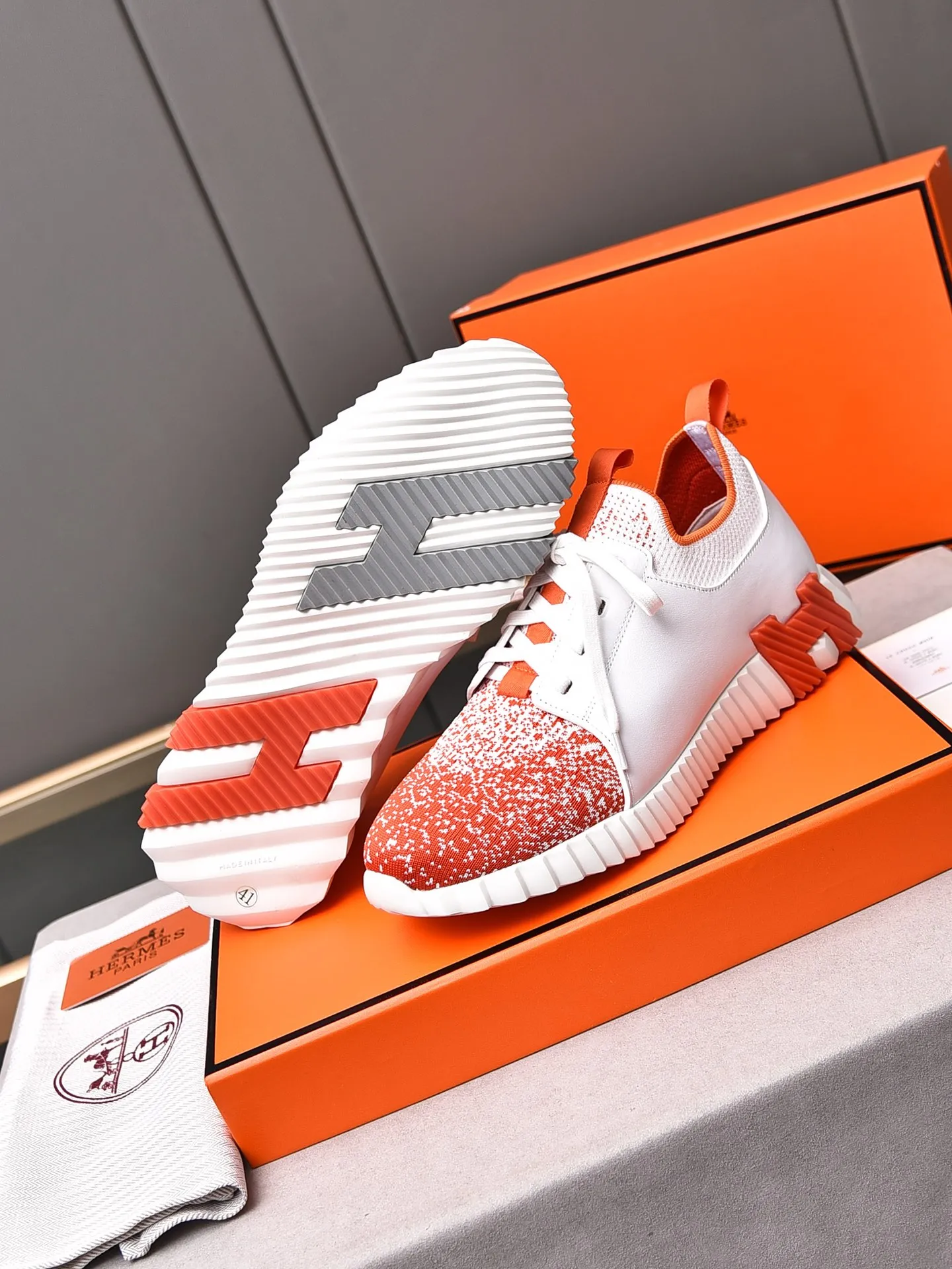 Factory price PP600 [Hermes] fe new arrival~ New Bouncing sneakers are the most comfortable shoes from Hermès, no one else⃣️. They are very light on the feet and look great. You won’t feel tired even when you go shopping and running around. 👍 Very light and comfortable, very light, suitable for both sports and leisure, and feel great when you step on them! It’s up to you to choose, there’s always what you want~ ✔️Fabric: Imported first-layer cowhide + high-elastic fly weave ✔️Inner lining: Imported water-dyed cow lining ✔️Outsole: Seamless combination of IP+TPU (multi-color letters) German technology irradiation machine ✔️Code number: Male 38-44 (45 customized)
